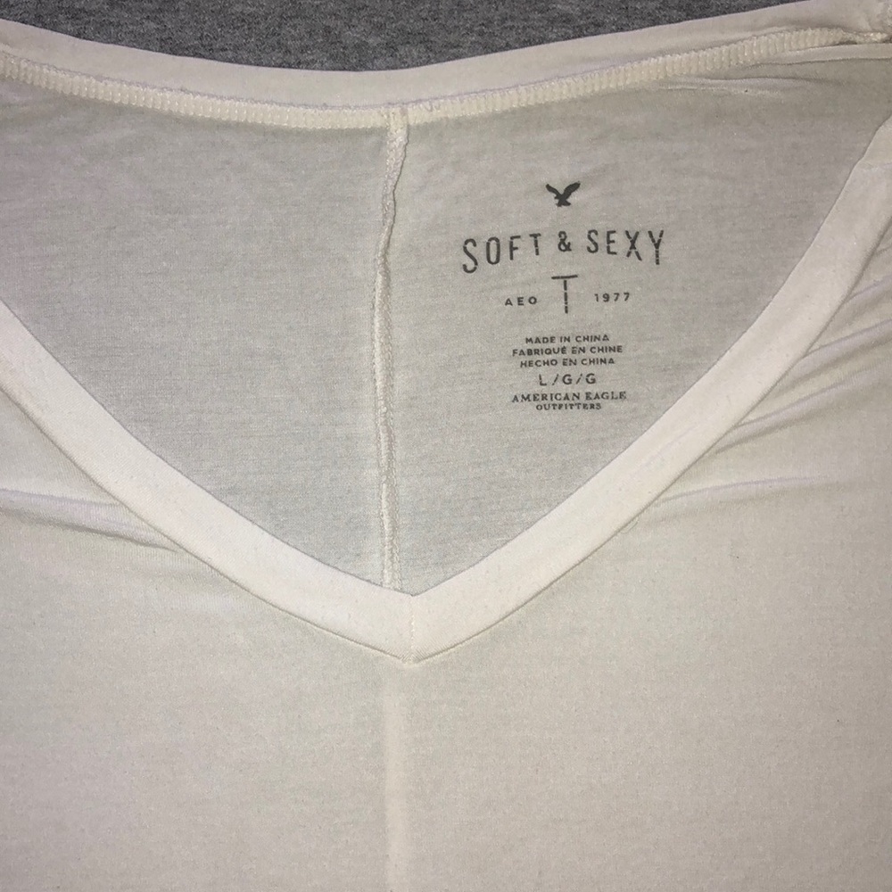 WHITE V-NECK AMERICAN EAGLE SHIRT.